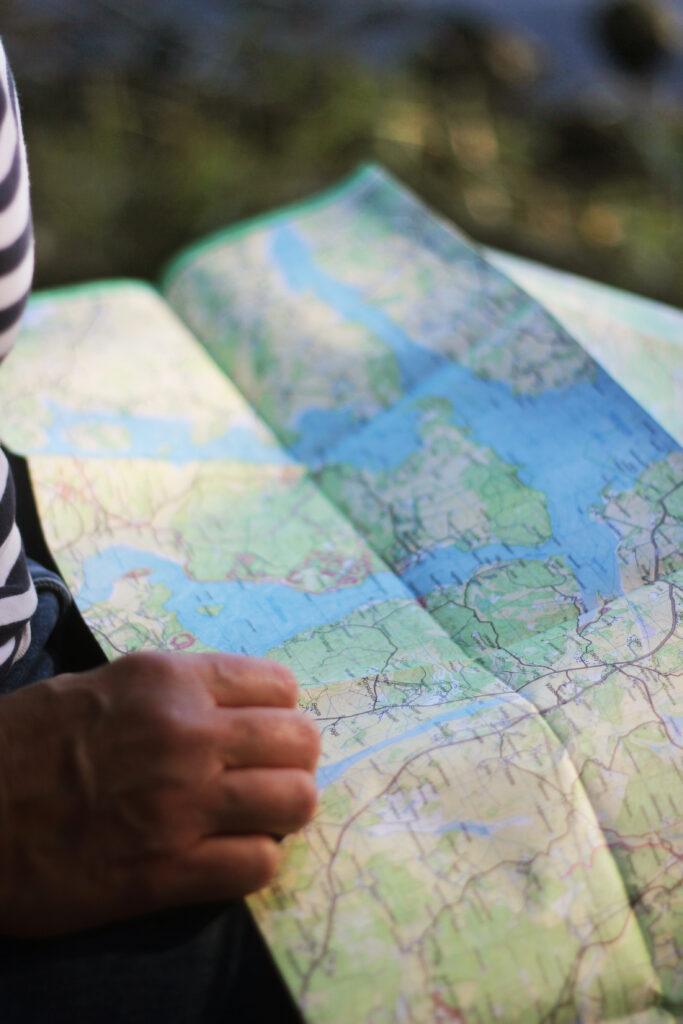 Närbild på en person som håller i en karta.
