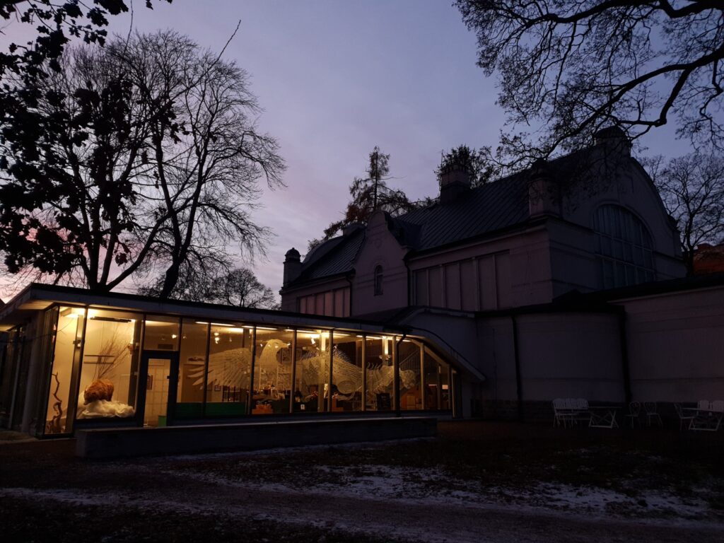 Entrén till Biotopia i kvällsmörkret