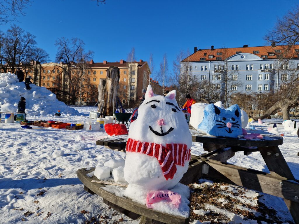 Snöskulpturer i Vasaparken gjorda av barn