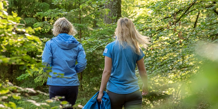 Två människor som vandrar