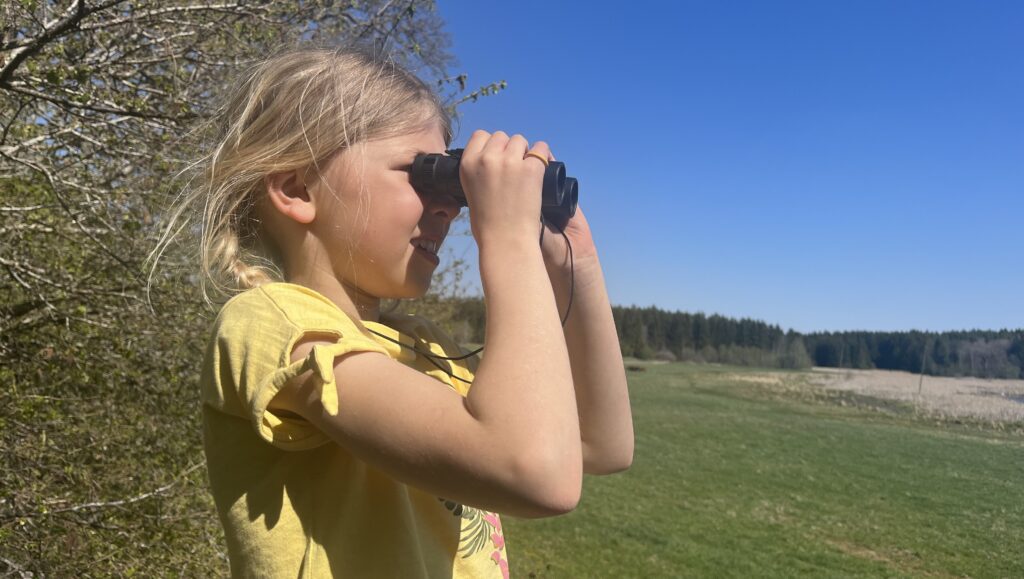 Barn som tittar i kikare