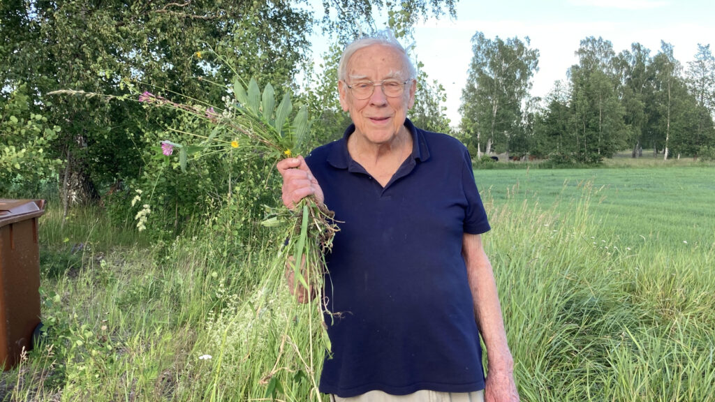 Svante von Strokirch håller upp en blombukett