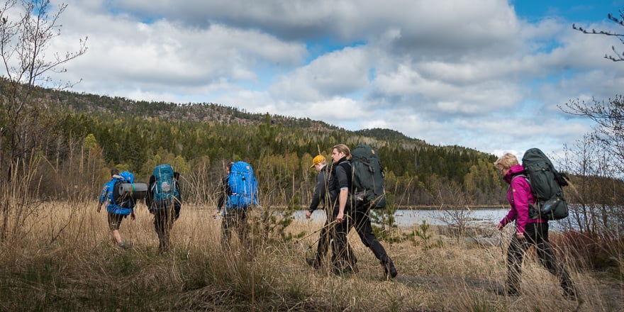 Bild på vandring längs vatten