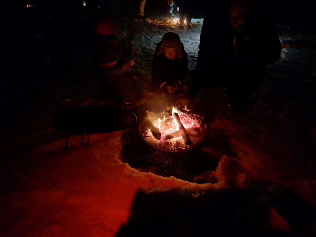 Pinnbrödsgrillning i mörkret