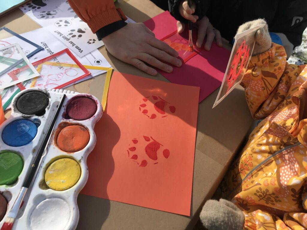 barn som målar djurspår