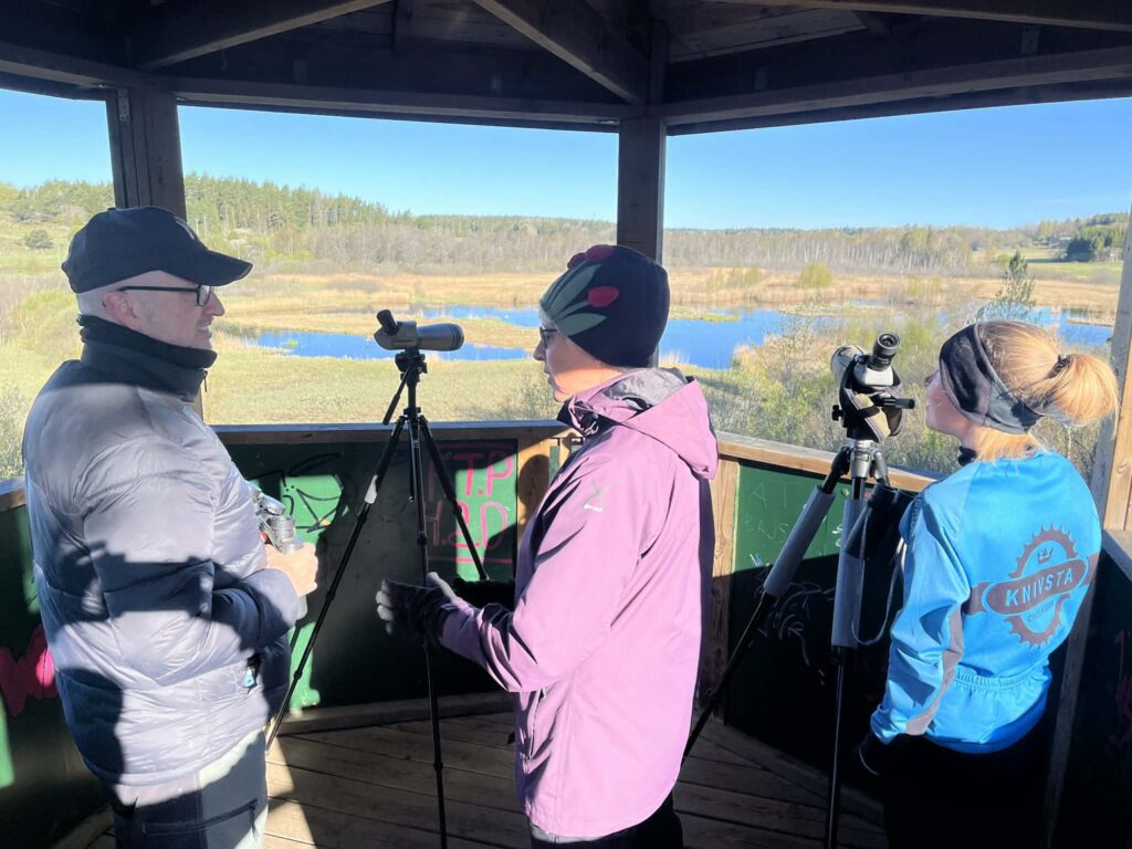 Tre personer i fågeltornet i naturreservatet Gredelby hagar och Trunsta träsk