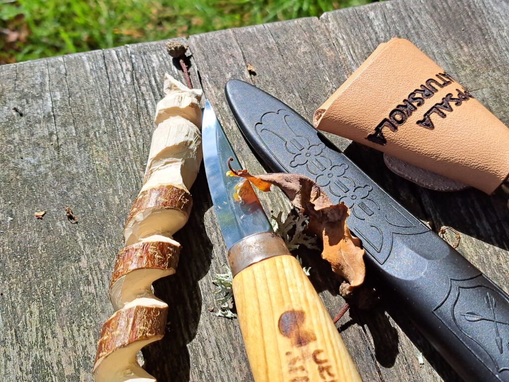 Täljkniv och en träbit