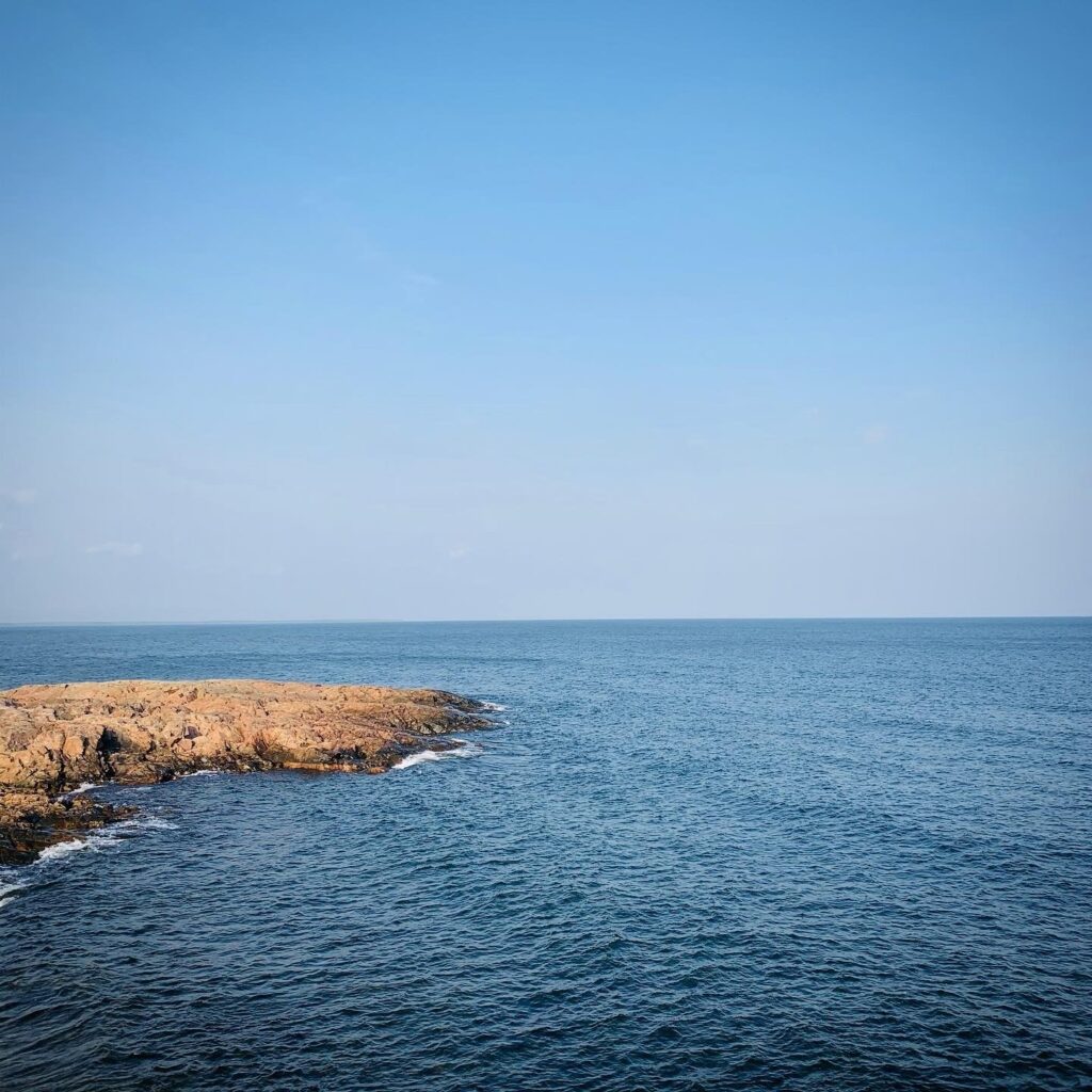 Klippor och hav med fri horisont.