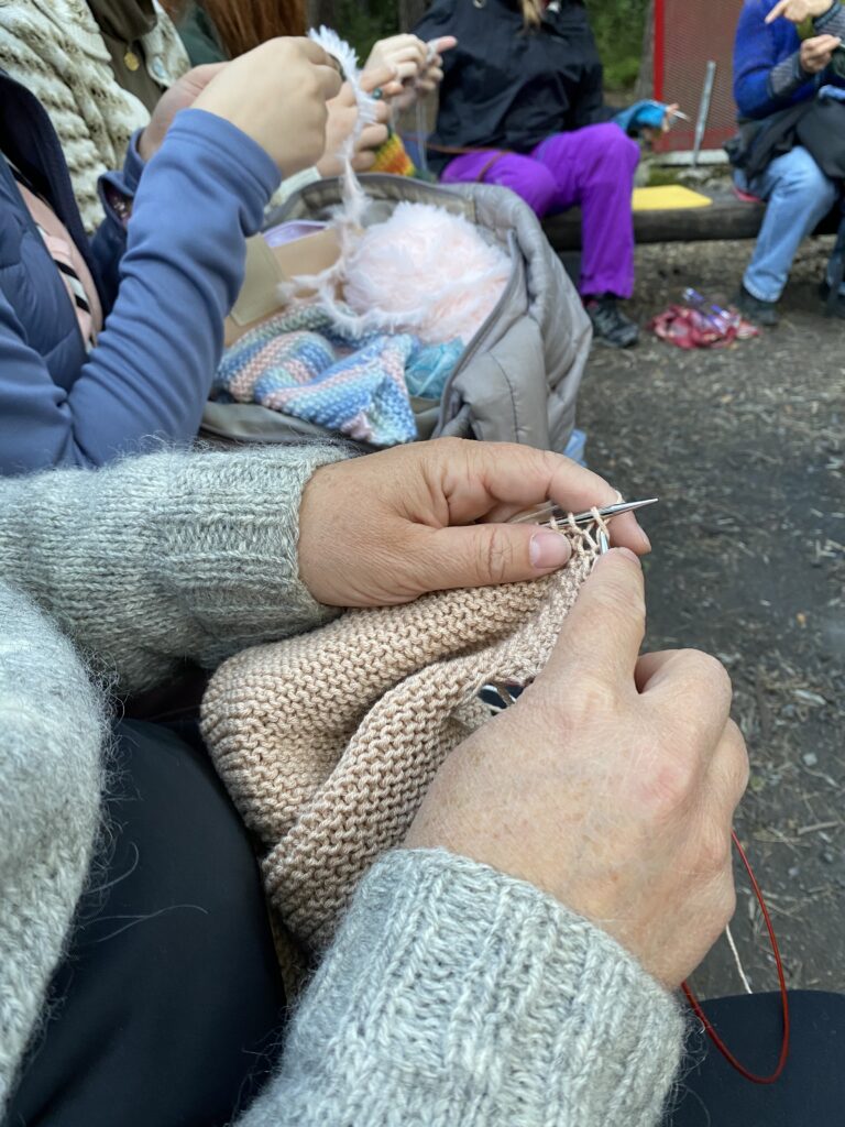 Närbild på händer som stickar.